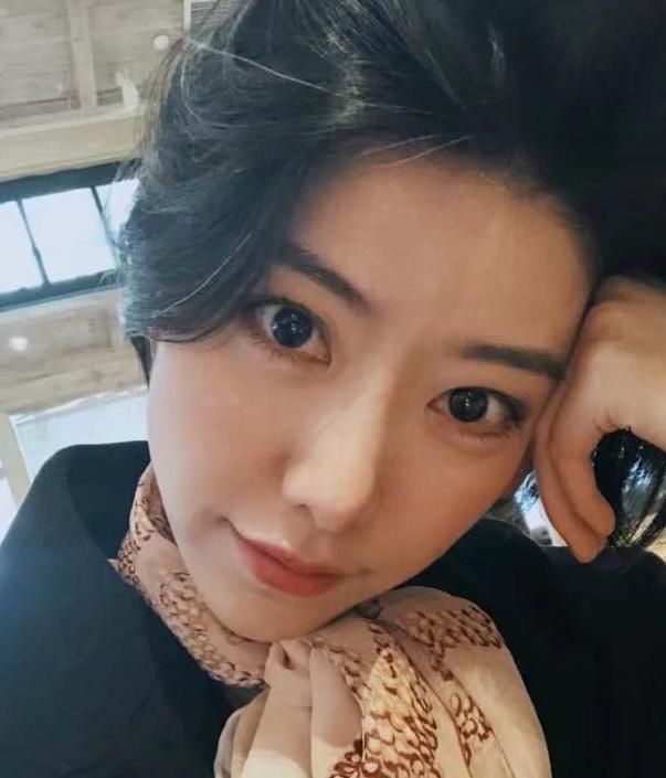 这就是李亚鹏去年公开的新女友susie了,大眼睛高鼻梁长着一张高级脸