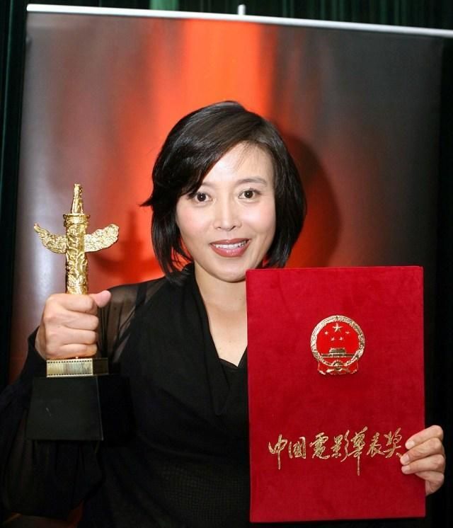 27岁夺金马影后,曾被小11岁孙红雷抛弃