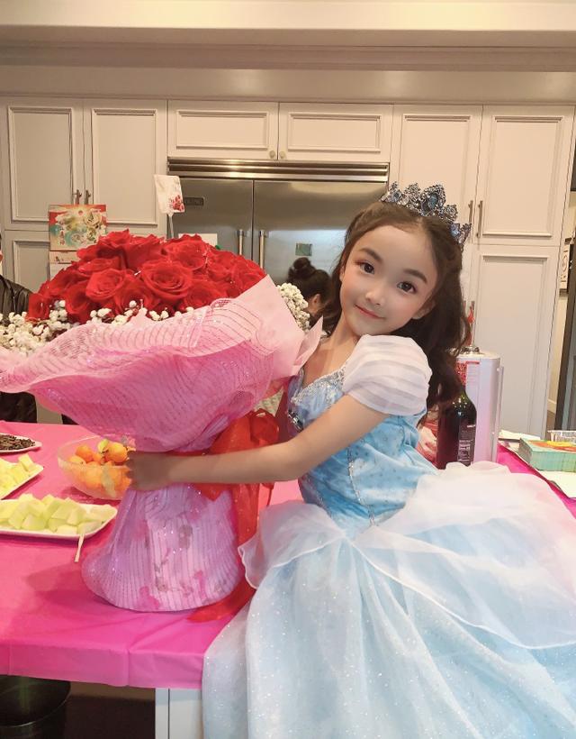 姬蘅美国为女儿庆生,7岁女儿像公主颜值高,祖孙三人尖下巴抢镜
