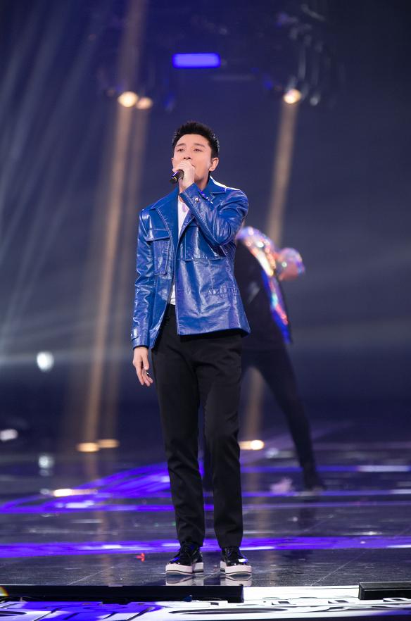 离婚后的贾乃亮愈发成熟,穿深黑西装配上栗子头,剑眉星目真男人