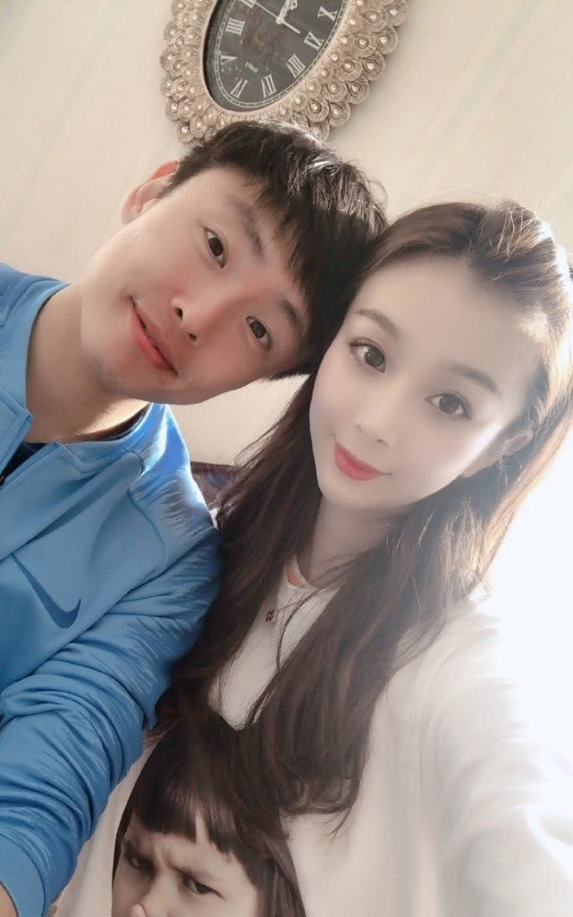 前国脚郑龙小儿子已满月,美貌娇妻晒照