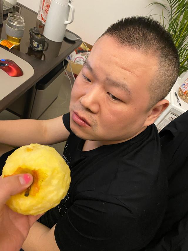 岳云鹏想吃苹果贴心老婆用嘴削了一个小岳岳满脸无辜和嫌弃