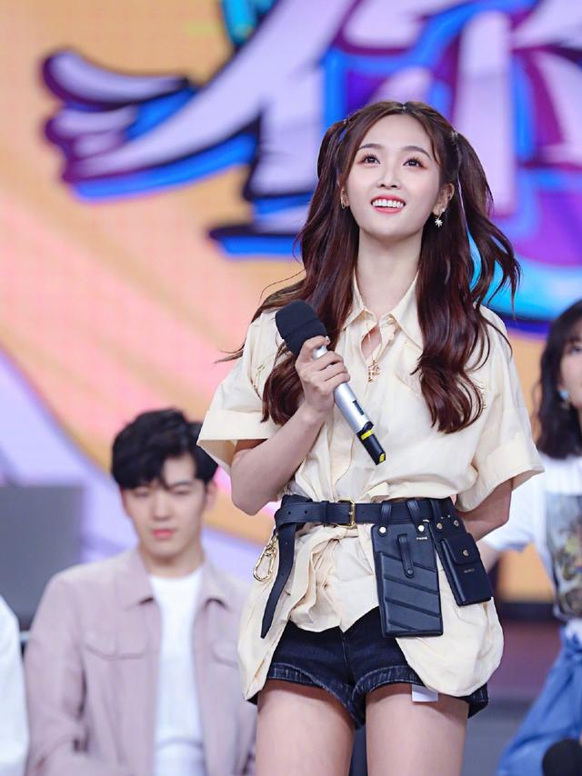 关晓彤和吴宣仪相差6cm同为双马尾发型到底谁更甜