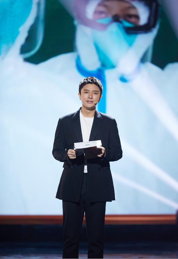 离婚后的贾乃亮愈发成熟,穿深黑西装配上栗子头,剑眉星目真男人