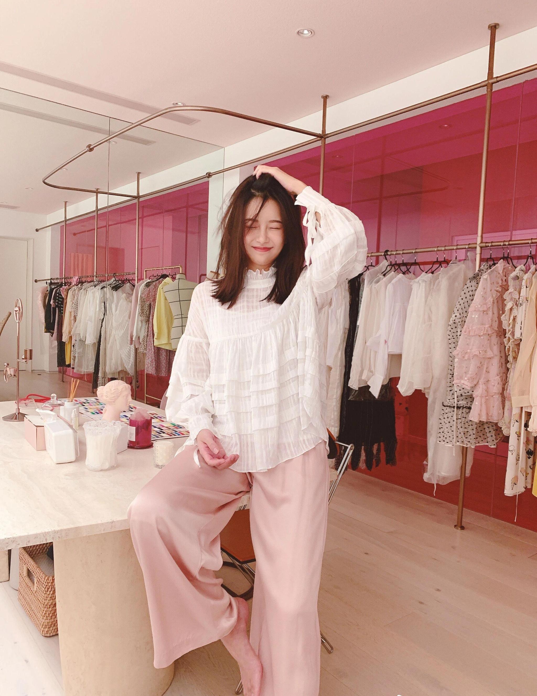 张子萱晒自拍近照,无意曝光和陈赫豪宅,复式洋房宽敞大气