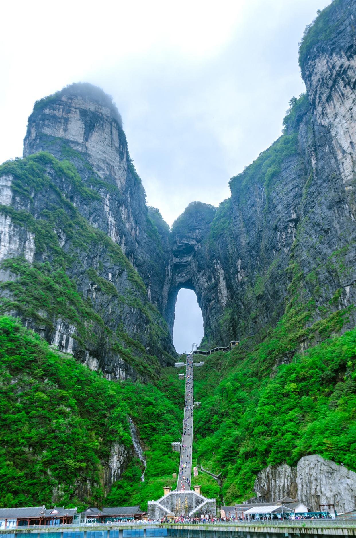 世界上最高的天然穿山溶洞号称通天门户就在湖南张家界