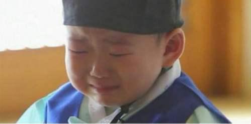 宋民国三兄弟八岁生日合影曝光,笑容灿烂显手足情深