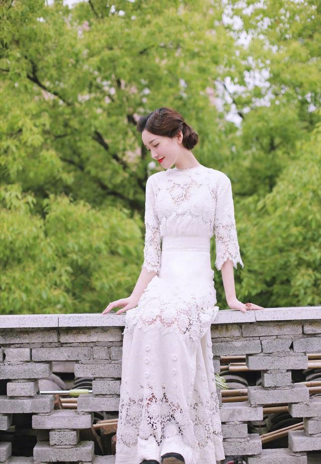 金莎好有气质,穿白色镂空长裙配复古发型真优雅,哪里像奔四的人