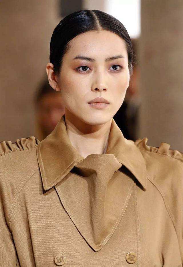 贴头皮发型堪称照妖镜没几人能hold住却是范冰冰最爱别轻易学