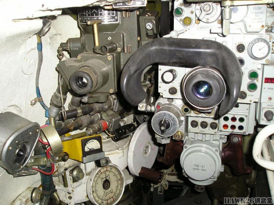 钻进t-72主战坦克"恶魔最好的武器"大量内部设备包围车组成员