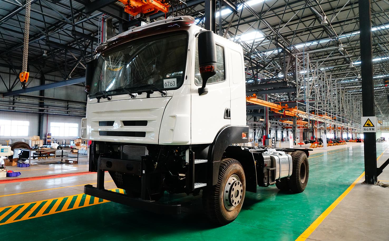 在长征厂位于河北邢台的总装车间内,正在合装太脱拉4x4车型.