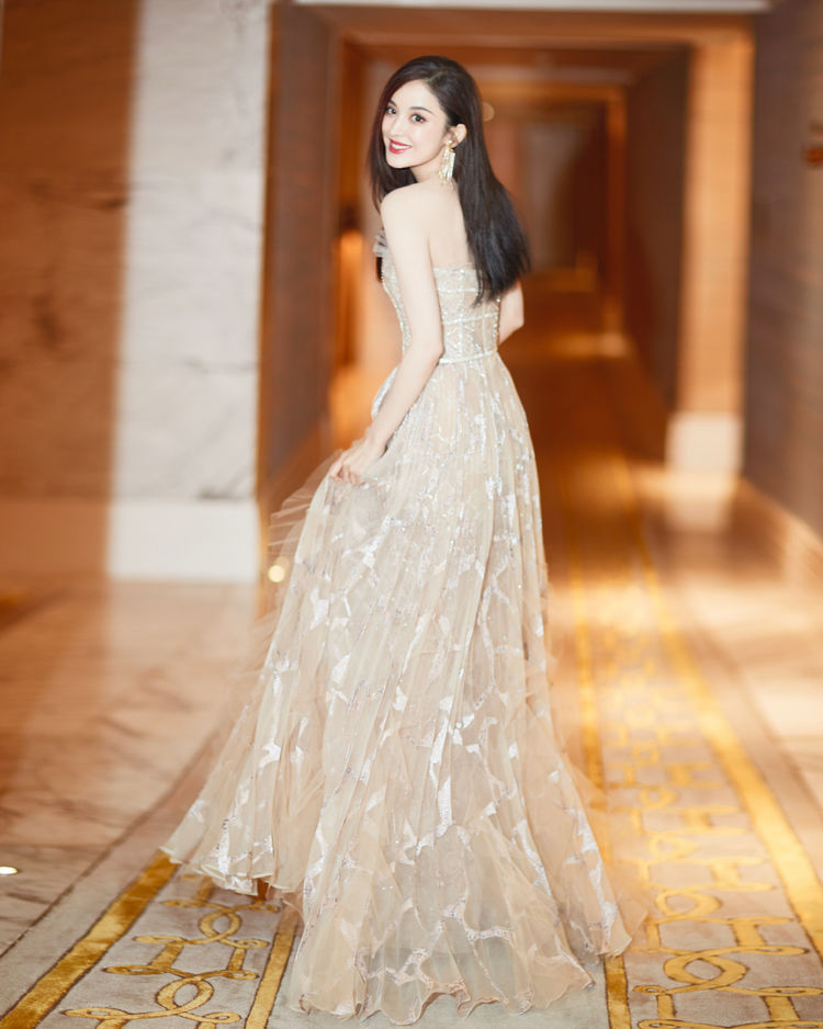 热巴娜扎张天爱李沁抹胸长裙性感不失优雅,谁是心中最美女神?