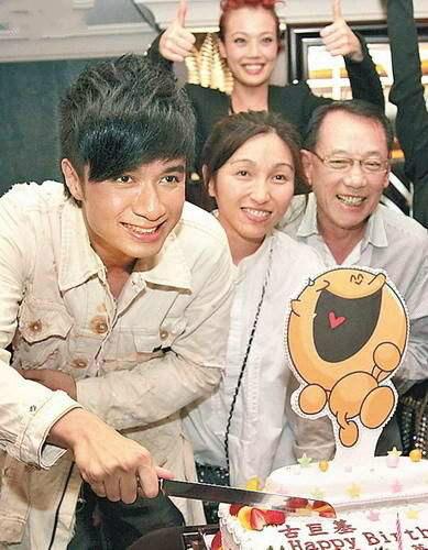47岁古巨基宣布生子年长4岁妻子助事业成功和周慧敏关系密切