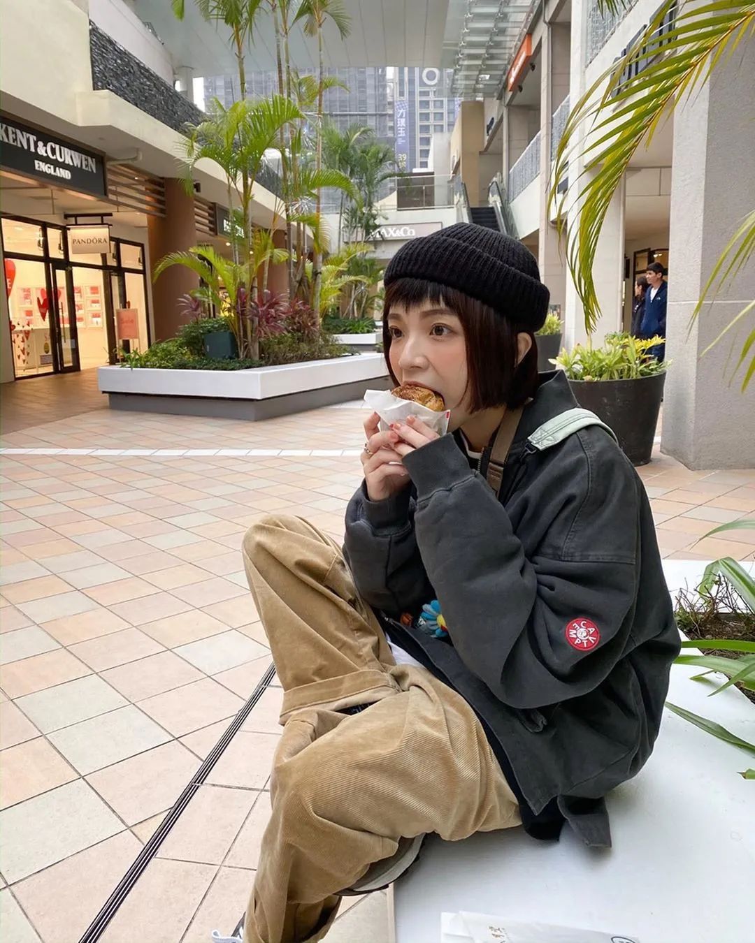 的笑容简直了～尤其是笑起来的时候这个元气满满的妹纸真的太有活力了