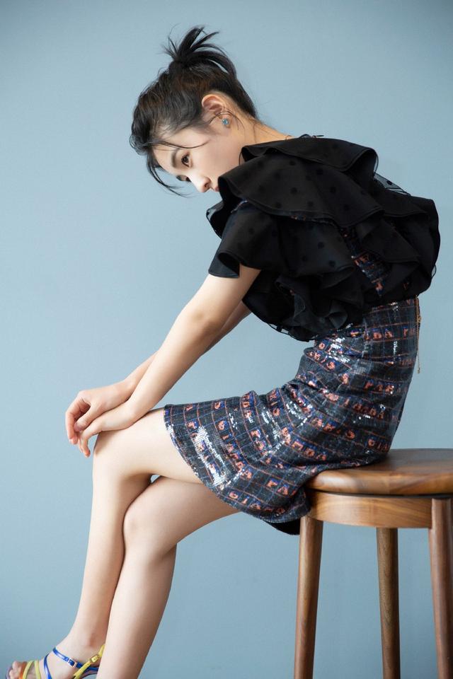 张子枫私服存稿,身穿寸照t恤搭阔腿裤出镜,胶片感港风十足