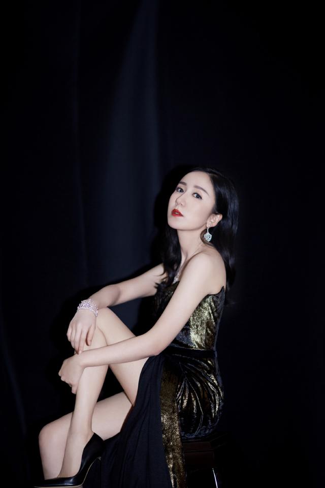 娄艺潇果然是"性感女神",穿抹胸连衣裙美丽动人,高级又时髦