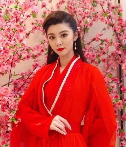 王牌女郎费费才是关系户得知她的真实身份难怪出镜率高