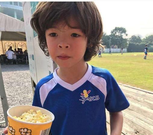 塌鼻梁很丑看看吕燕的混血儿子就知道什么叫意外了