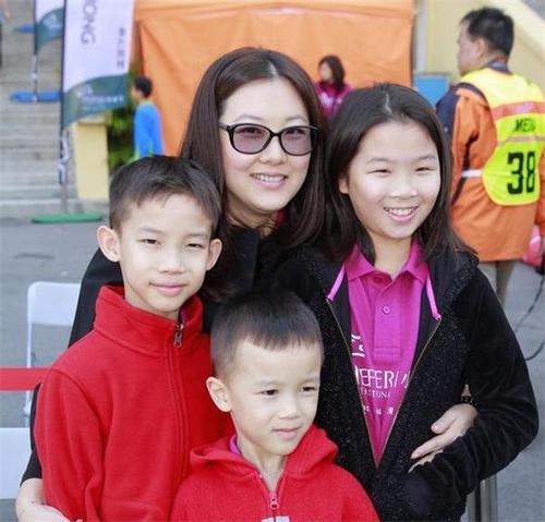 伏明霞与知名歌手成闺蜜脸蛋圆润成富婆富豪丈夫已老态龙钟