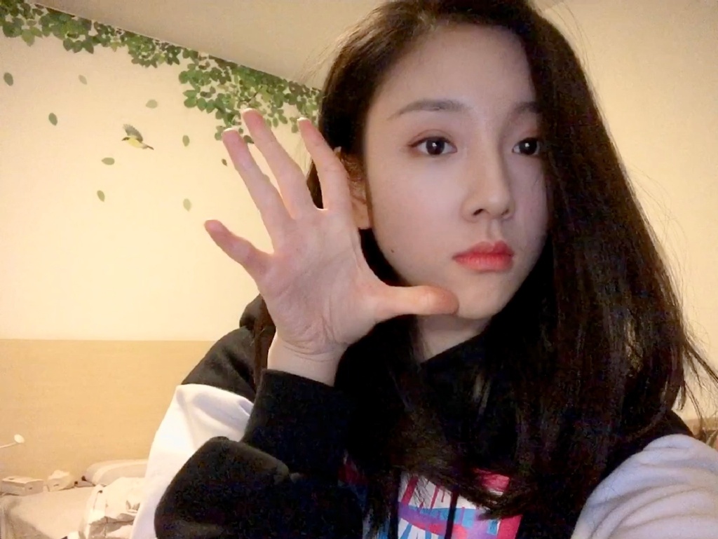 她17年成为嘉行旗下艺人,今穿撞色连帽卫衣出镜,邻家少女般