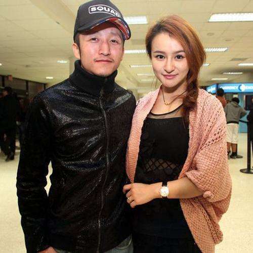 3月15日,邹志明的妻子冉莹颖分享了一组自己在工作闲余时的照片.