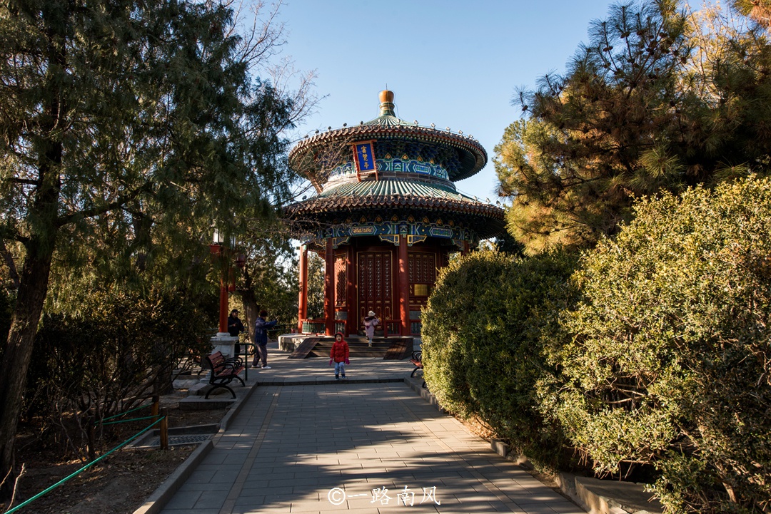 北京城的中心点不在故宫里,而在这座山上,崇祯曾在山底自缢