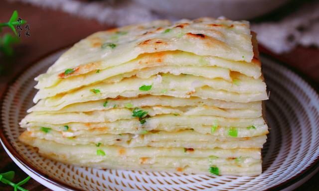 用大米烙饼才叫香,一口气连吃5张,手不沾面,米香十足,且筋道