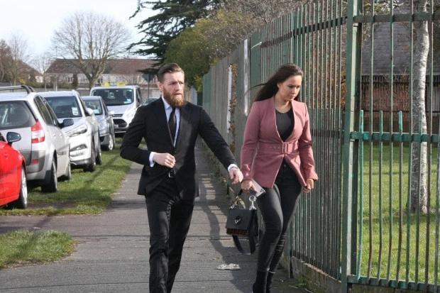 其实这是无稽之谈,今天,嘴炮康纳在爱尔兰的都柏林和妻子迪伊-德芙琳