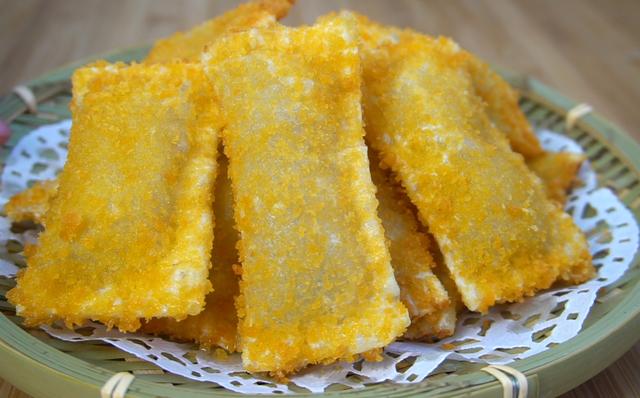 2根香蕉1块钱的馄饨皮做出来的零食甜香可口孩子最喜欢的吃