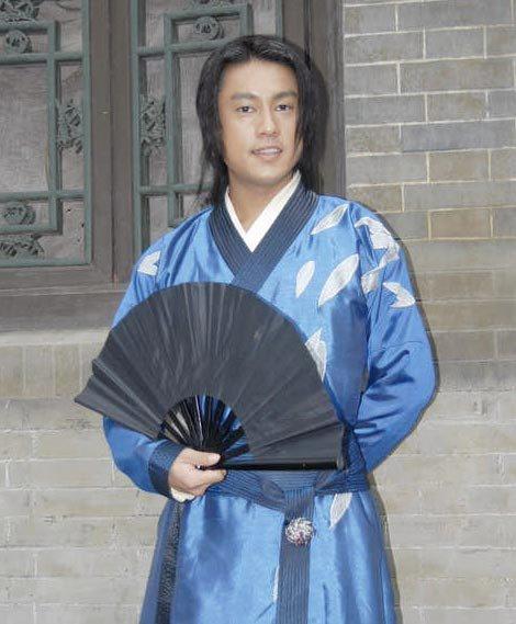 宗峰岩,还蛮帅气的感觉,就是扇子上为啥画了个美女3,任贤齐,相比于