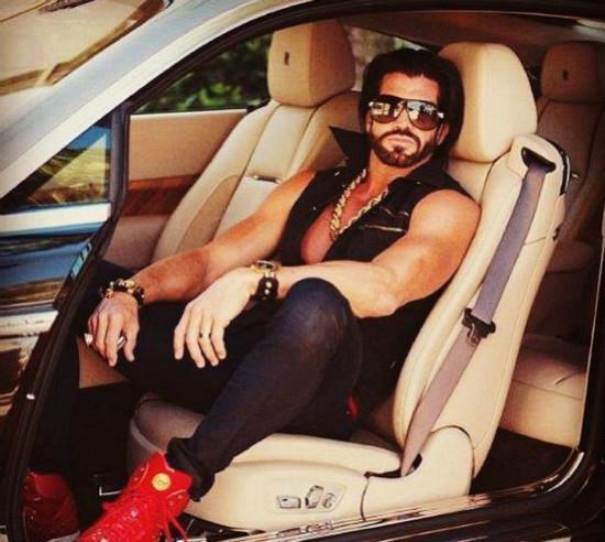 澳洲任性富豪奢靡生活,把美女当人肉坐椅,被当做狗来遛