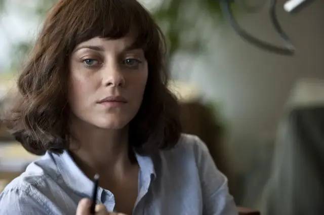 第一女主的扮演者玛丽昂·歌迪亚,她曾凭借《的士速递》,《玫瑰人生》