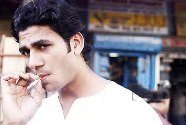 印度游客来中国,烟瘾犯了去买烟,老板却摆手拒绝:你没开玩笑?