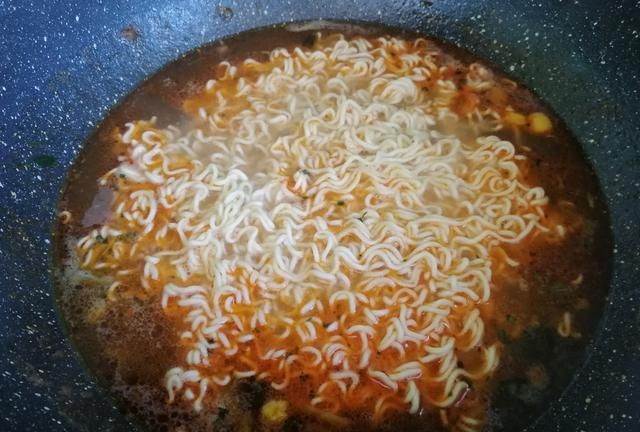 方便面还在用开水泡?那是小学生吃法,看看这网红款:口水直流