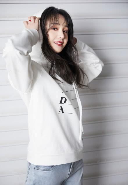 郑爽卫衣牛仔裤干净利落 对镜甜笑清爽大方