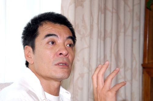 他拜相声前辈马敬伯为师,开始学习相声.