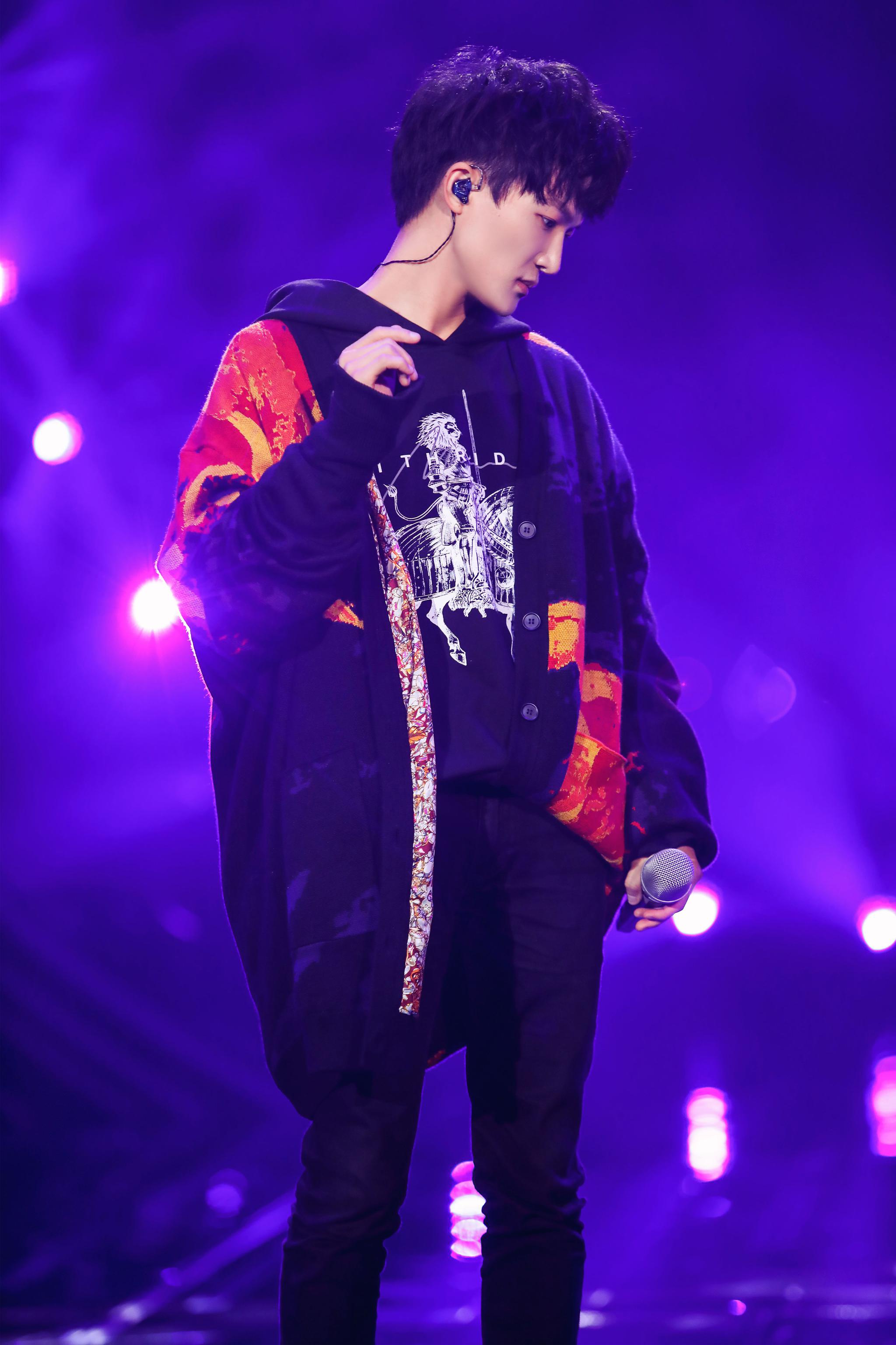 周深中俄美声唱腔歌曲荣获《歌手》冠军周浅挥斥少年意气活出自我