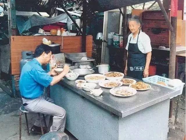 九旬老人摆55年小摊，为了卖2元一顿的自助餐，不惜卖掉7间房