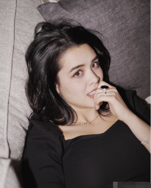 钟丽缇大女儿晒美照,嘟嘴卖萌难掩壮硕身材,混血五官显高级