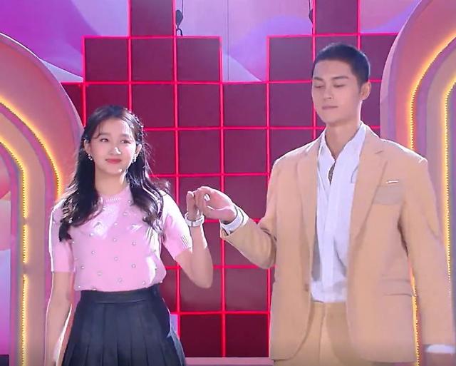 关晓彤和谢彬彬牵手又比心,看到他们的身高差,也太甜了