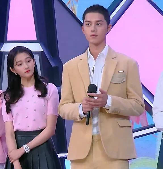 关晓彤和谢彬彬牵手又比心,看到他们的身高差,也太甜了