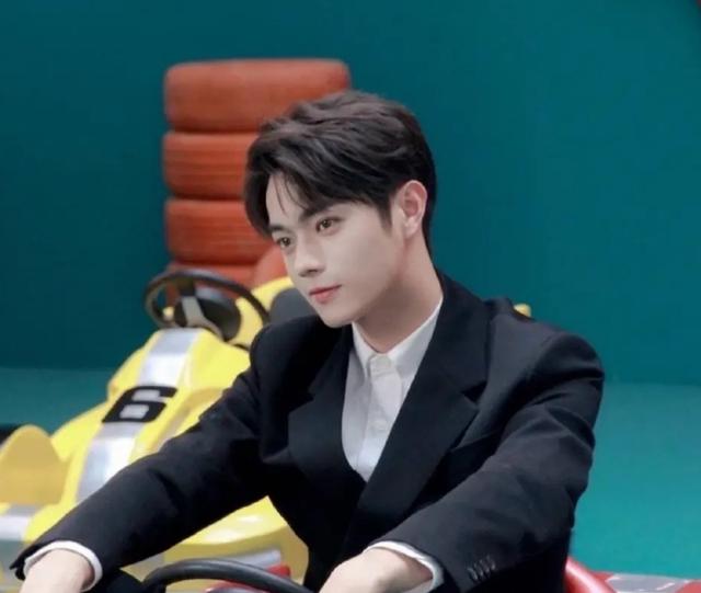 电竞圈迎来大型热播剧,男主是痞帅的徐凯,女主是有魔鬼身材的她