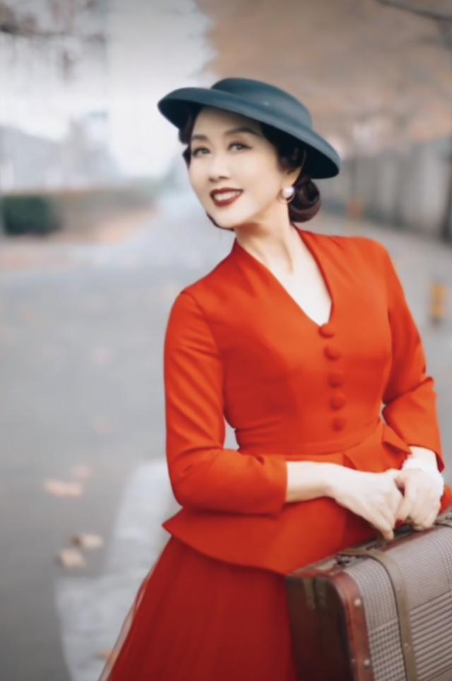 相较于此,和赵小锐年龄相差无几的妻子曹玉梅就显得年轻许多,经常在