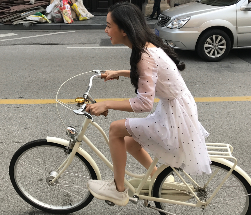 baby穿连衣裙骑单车当风吹过她小腹那刻直男都心动了