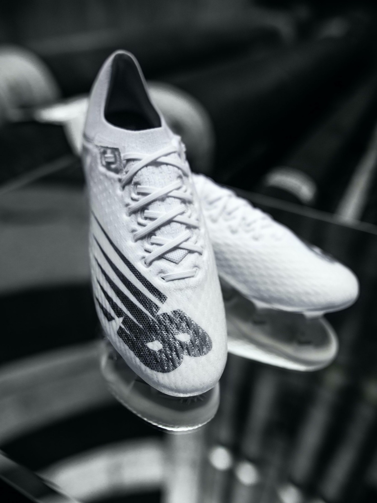 newbalance发布furonv6twistedsilver限量足球鞋