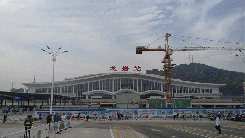 武汉高铁站九头鸟造型