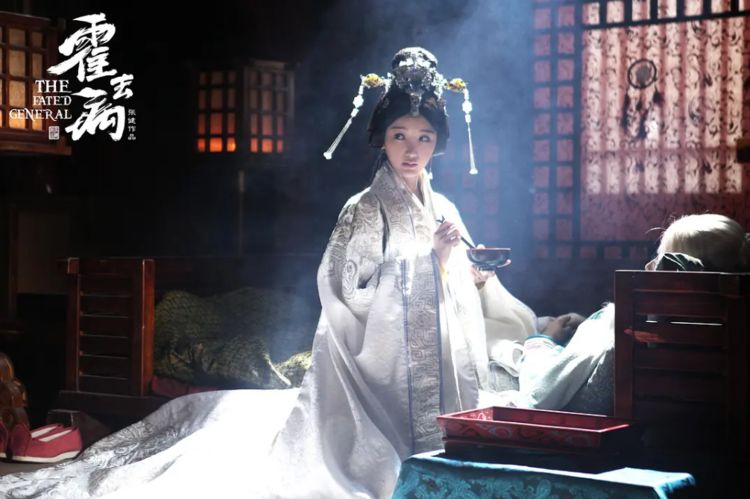 后来成为女将军,再后来被封为诸邑公主,是霍去病的红颜知己,和霍去病