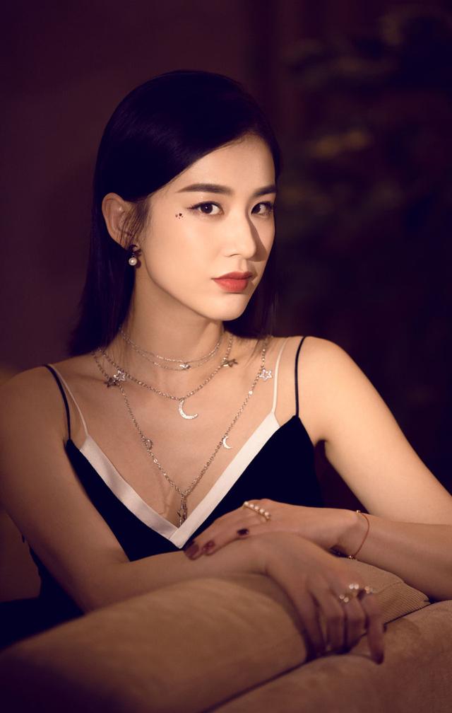 黄圣依黑色吊带裙,眼角处的桃心点缀更是充满少女感