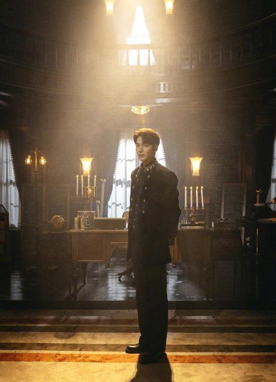 全身照释放帝王魅力,金高银造型帅过比欧巴