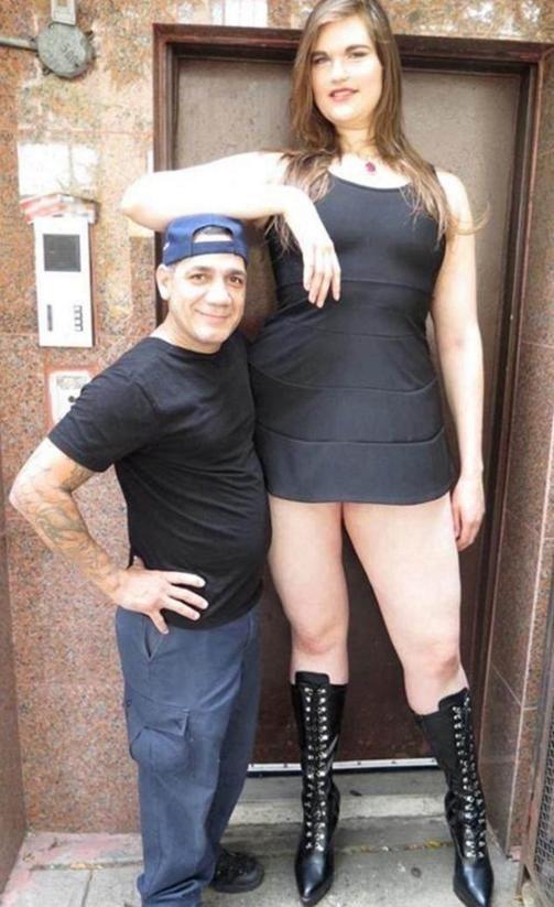 2米身高的女人和矮他半截的恋人, 毫不避讳展示他们恩爱的私生活